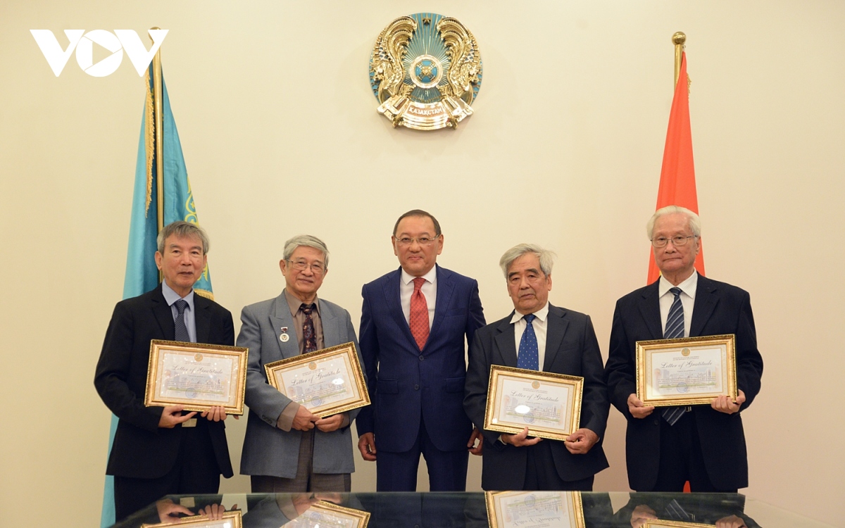 Kazakhstan trao bằng khen cho dịch giả và nhà giáo Việt Nam